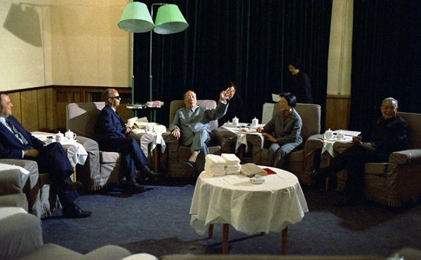 1974年11月6日,毛泽东在长沙会见了来华访问的特尼尼达和多巴哥总理威廉斯博士。
