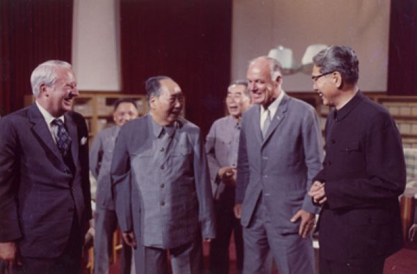 1974年5月25日,毛泽东、周恩来在中南海书房会见了英国前首相希思与随行人员。